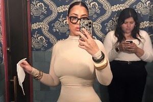  皮尔斯：你男友若点赞大屁股女算出轨吗？女主持：不算 我理解他