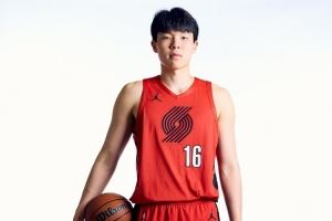 媒体人：佩服杨瀚森的心态 上一场被打爆 下一场依旧敢打敢出手