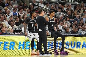  米奇：比赛有输有赢情绪波动在所难免 我们会投入训练&提升自己