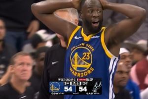  可惜没挑战了！追梦底线上篮命中&撞倒文班 裁判吹进攻犯规