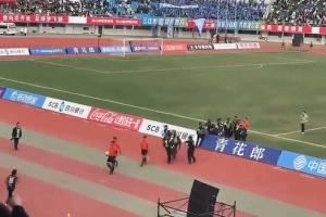 球员飞踹裁判后续！川超回应：公安机关对涉事人员进行调查处理