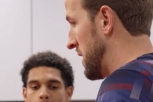  恭喜！宽萨完成英格兰队首秀，队长凯恩为他颁发纪念帽子