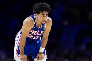  麦凯恩：我会在左膝戴护具 轻微加压作用戴上感觉更舒服