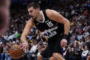  视野开阔！约基奇中线长甩助攻沃特森打进压哨球