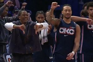  这氛围！卡鲁索快攻不扣篮 雷霆替补席集体弱爆了👎招呼